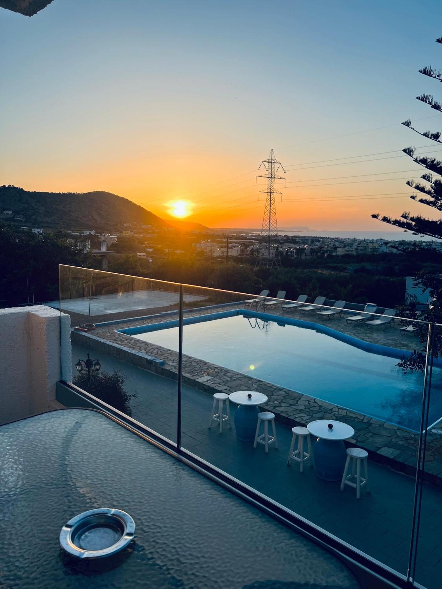 Silia Suites Малиа Екстериор снимка
