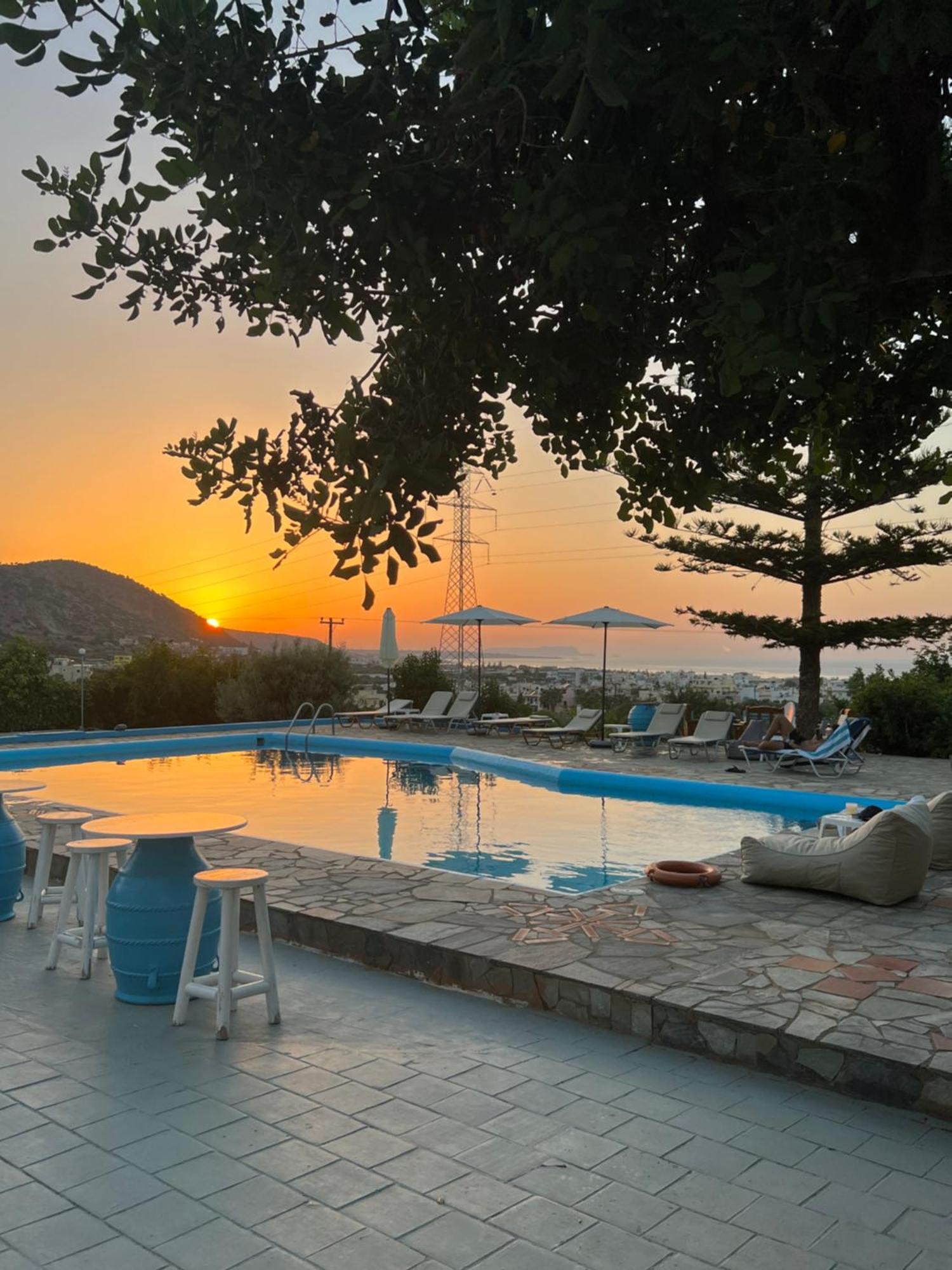 Silia Suites Малиа Екстериор снимка