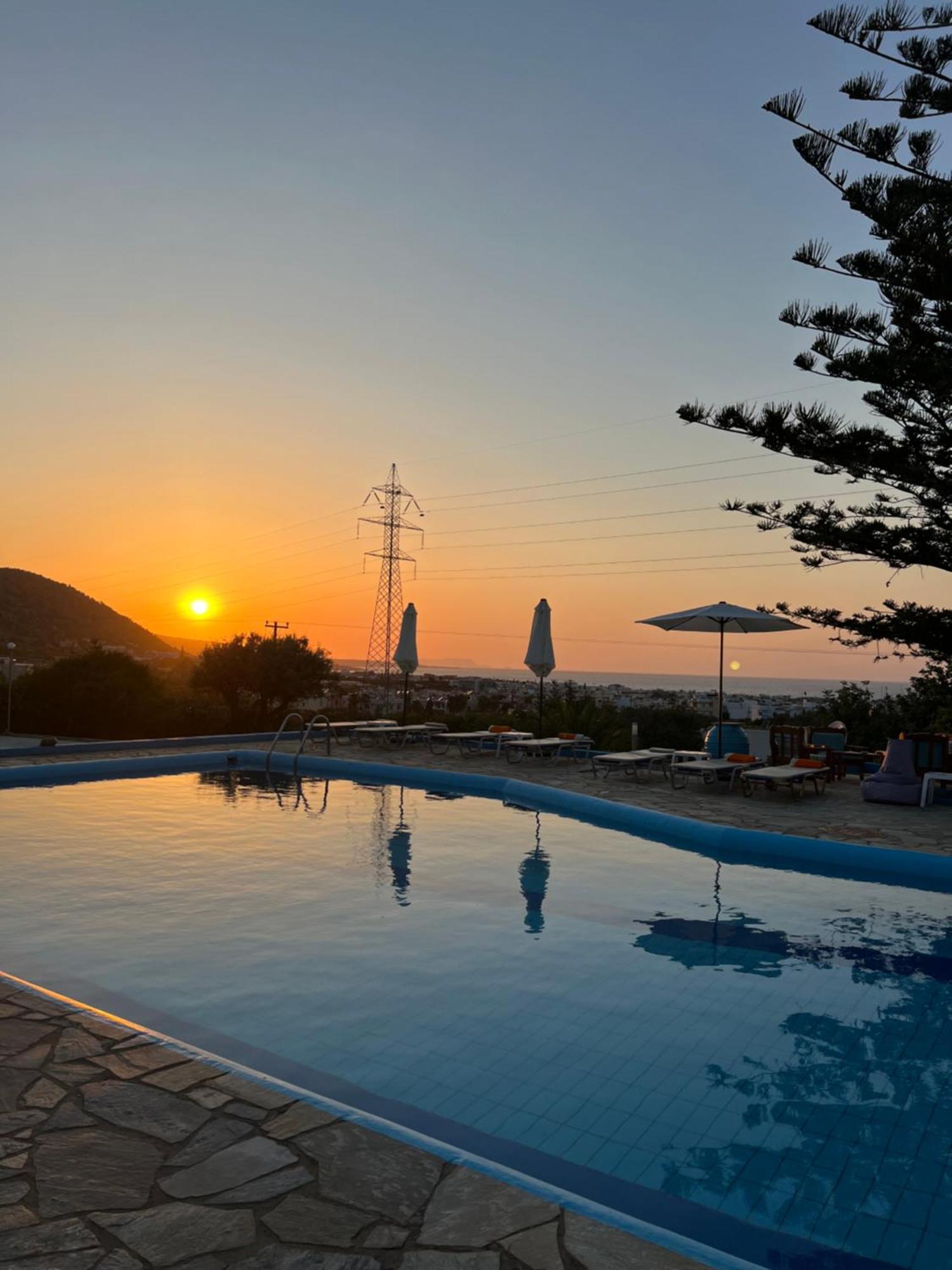 Silia Suites Малиа Екстериор снимка