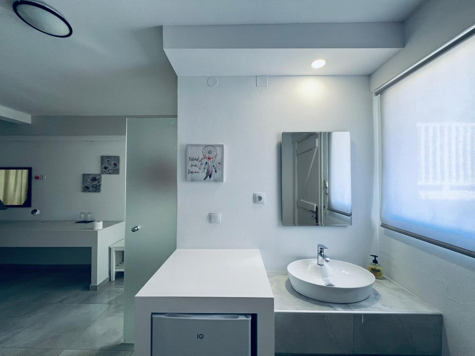 Silia Suites Малиа Екстериор снимка